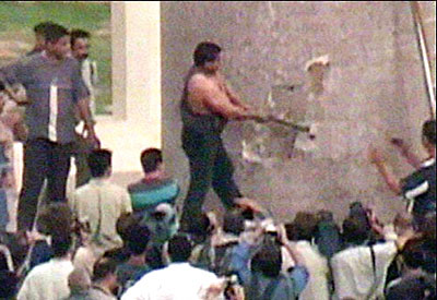 saddam1stblow.jpg